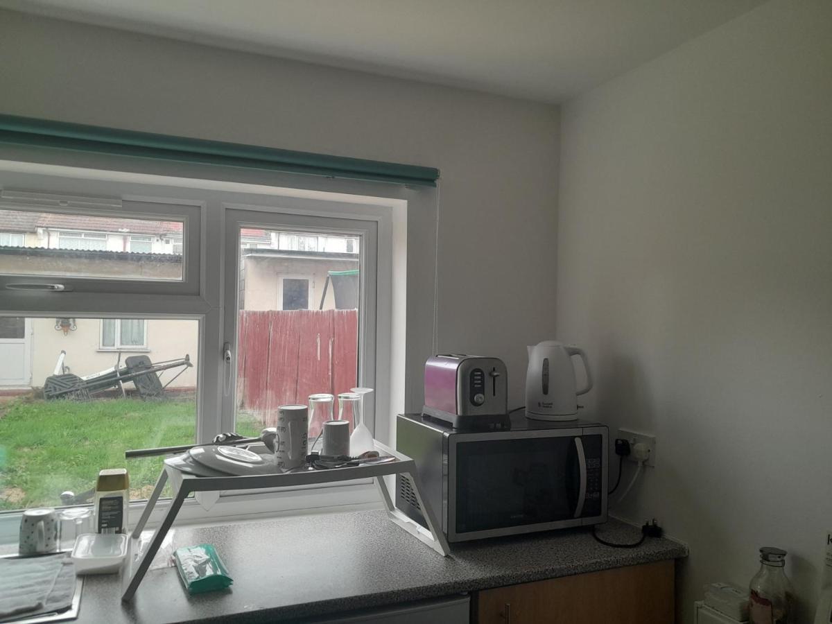 Lovely 1-Bed Studio In London Apartment Exterior foto